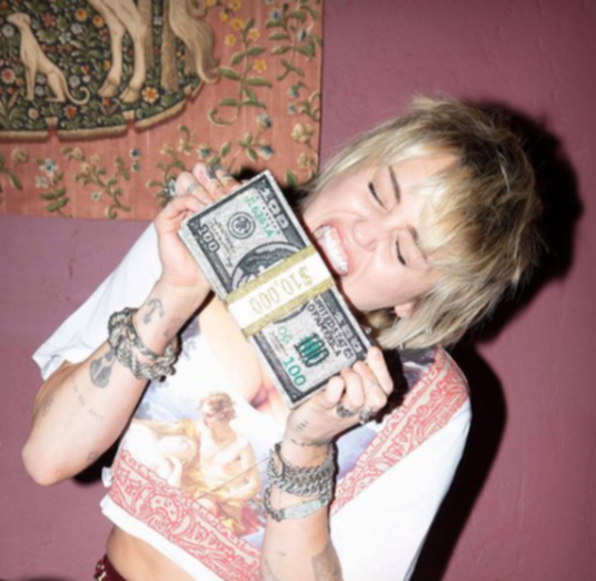 Miley Cyrus ha pagato per la sua nuova casa. 