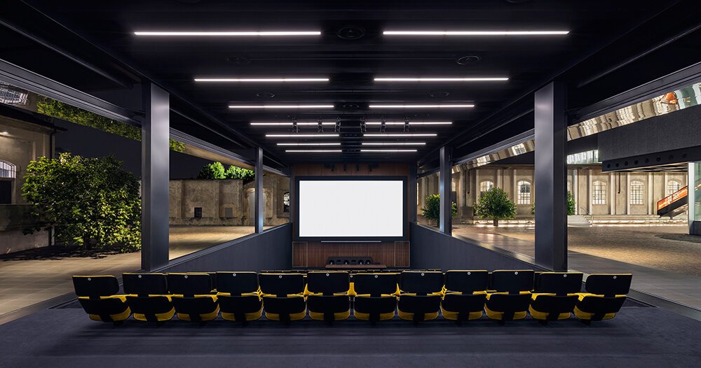Fondazione prada trasforma il cinema all'aperto con i film "multi-panel"