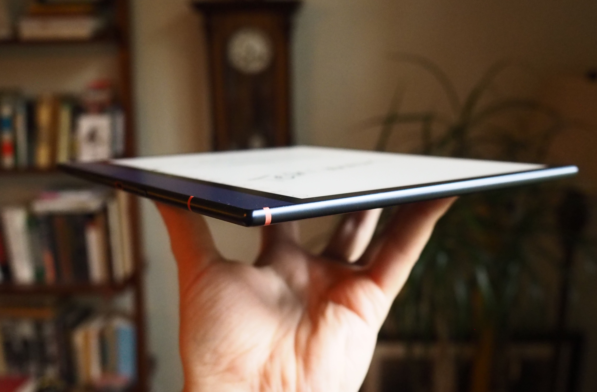 Vista laterale del tablet che mostra la sua forma sottile e metallica.
