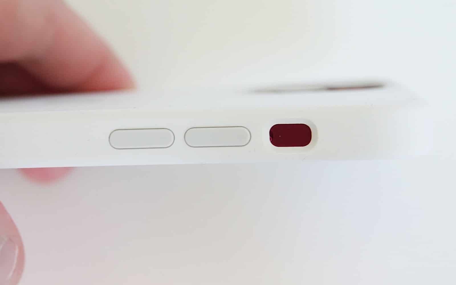 I pulsanti dell'iPhone 13 non sono compatibili con la custodia dell'iPhone 12.