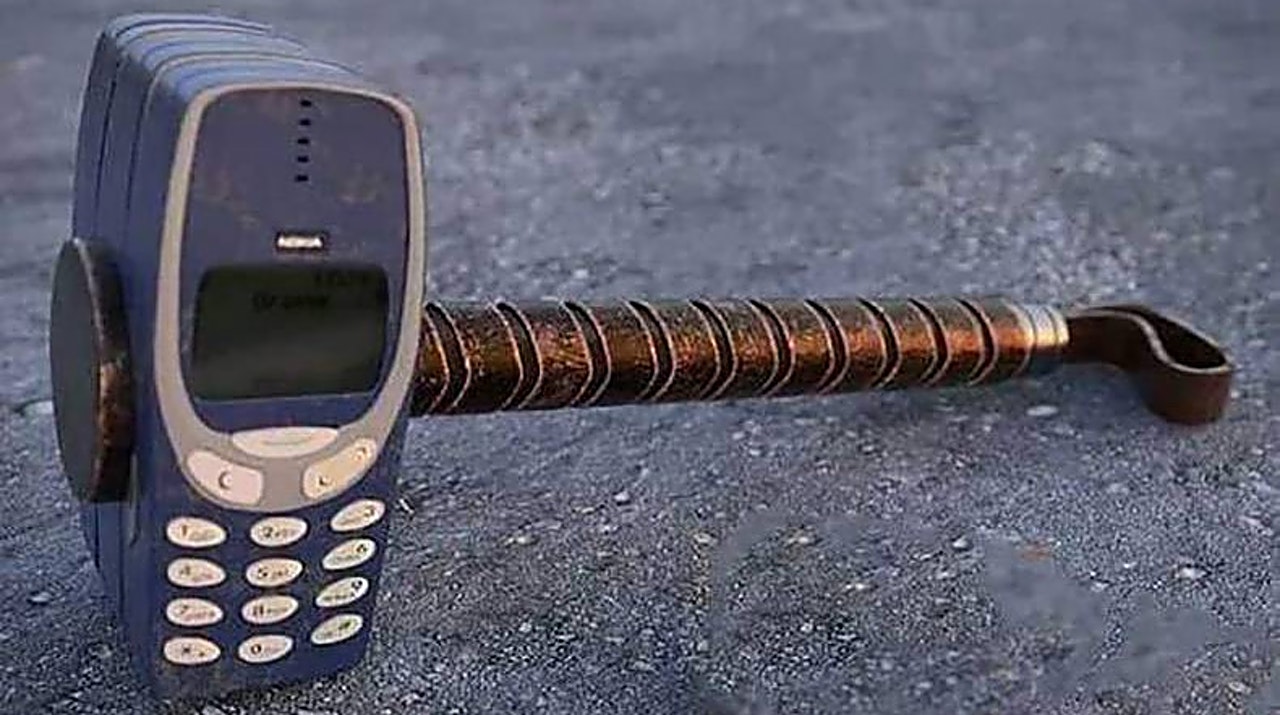 Molti dispositivi Nokia 3310 sono collegati a una maniglia per creare un martello di Thor