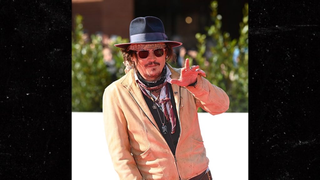 Johnny Depp Mopped dai fan adoranti al Festival del Film di Roma, grazie