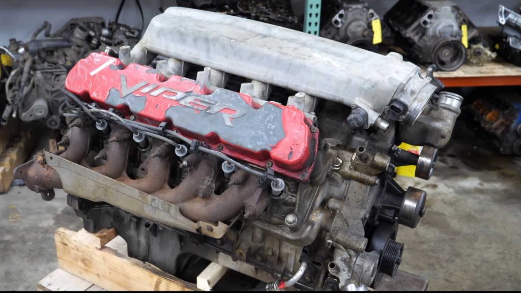 Lo smontaggio del motore Dodge Viper V10 è pieno di brutte sorprese