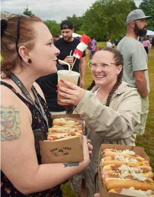 Colin, a sinistra, e Keren McGillicudi di Berkeley si godono il Foodchella food cart festival nel luglio 2021 nel Somerset.  Un altro festival è previsto per il 24 ottobre.