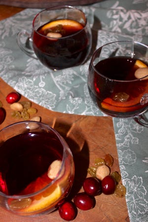 Il vin brulé è un classico delle feste che è facile da aggiornare con guarnizioni creative.