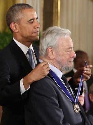 Il presidente Barack Obama presenta il professore di teatro musicale Stephen Sondheim con la Medaglia presidenziale della libertà alla Casa Bianca il 24 novembre 2015, a Washington, DC.