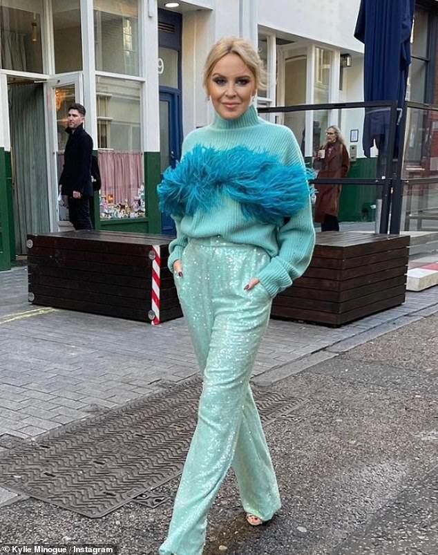 WOW: Kylie Minogue, 53 anni, si è assicurata che tutti gli occhi fossero puntati su di lei quando si è goduta il pranzo al ristorante italiano di lusso Ave Mario a Londra giovedì e ha condiviso gli scatti su Instagram