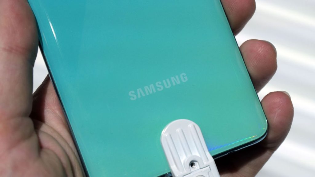 L'ultimo telefono Samsung può competere con i migliori telefoni economici