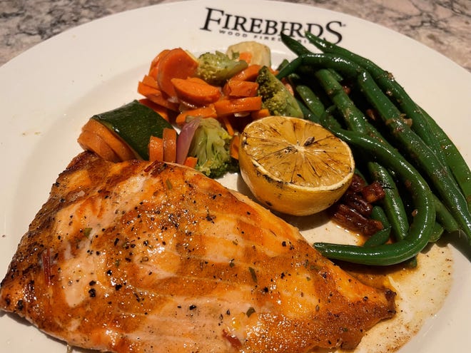The Grub Spouse celebra il salmone alla griglia a legna con un mix di verdure e fagiolini al Firebirds Wood Fired Grill.