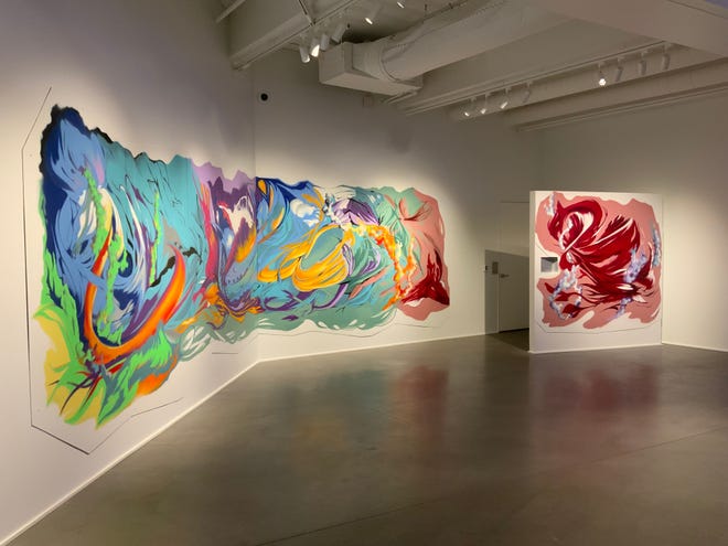 "adattare" Di Rhiana Deck, vernice spray e acrilico su un murale di pannelli duri, mostrato alla mostra dell'Oklahoma Center for Contemporary Arts "Remix astratto."