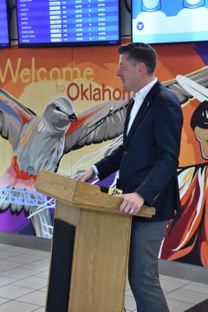 Il sindaco di Oklahoma City David Holt Osage parla alla cerimonia di inaugurazione del nuovo murale di arte pubblica, 