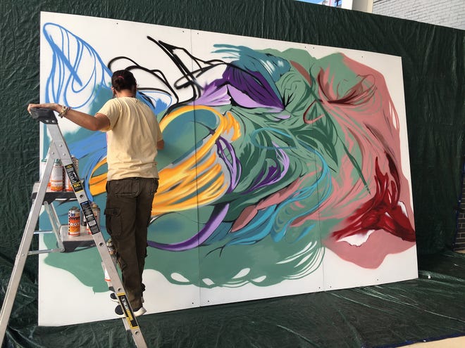 L'artista Edmund Rihanna Dick, membro della tribù Choctaw, sta lavorando al suo murale "adattare" Per la mostra all'Oklahoma Center for Contemporary Arts "Remix astratto."