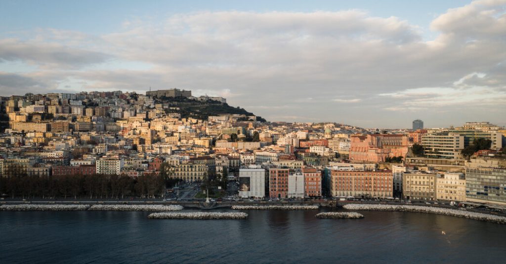 Napoli, la città dei contrasti, torna ad essere la patria del cinema
