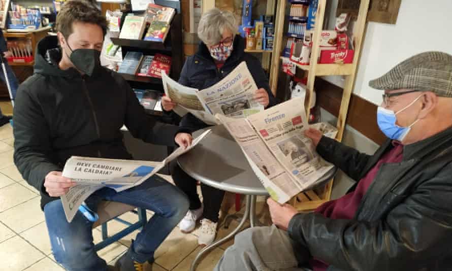 Daniela Sugli sta leggendo un giornale con due sue colleghe, che vivono a Galliano de Mugello.