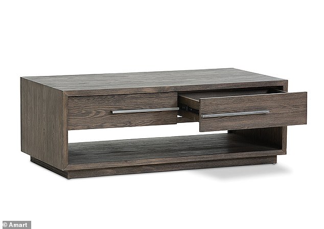 L'elegante tavolino è dotato di 2 cassetti lisci, maniglie argentate ed è realizzato in legno di pino