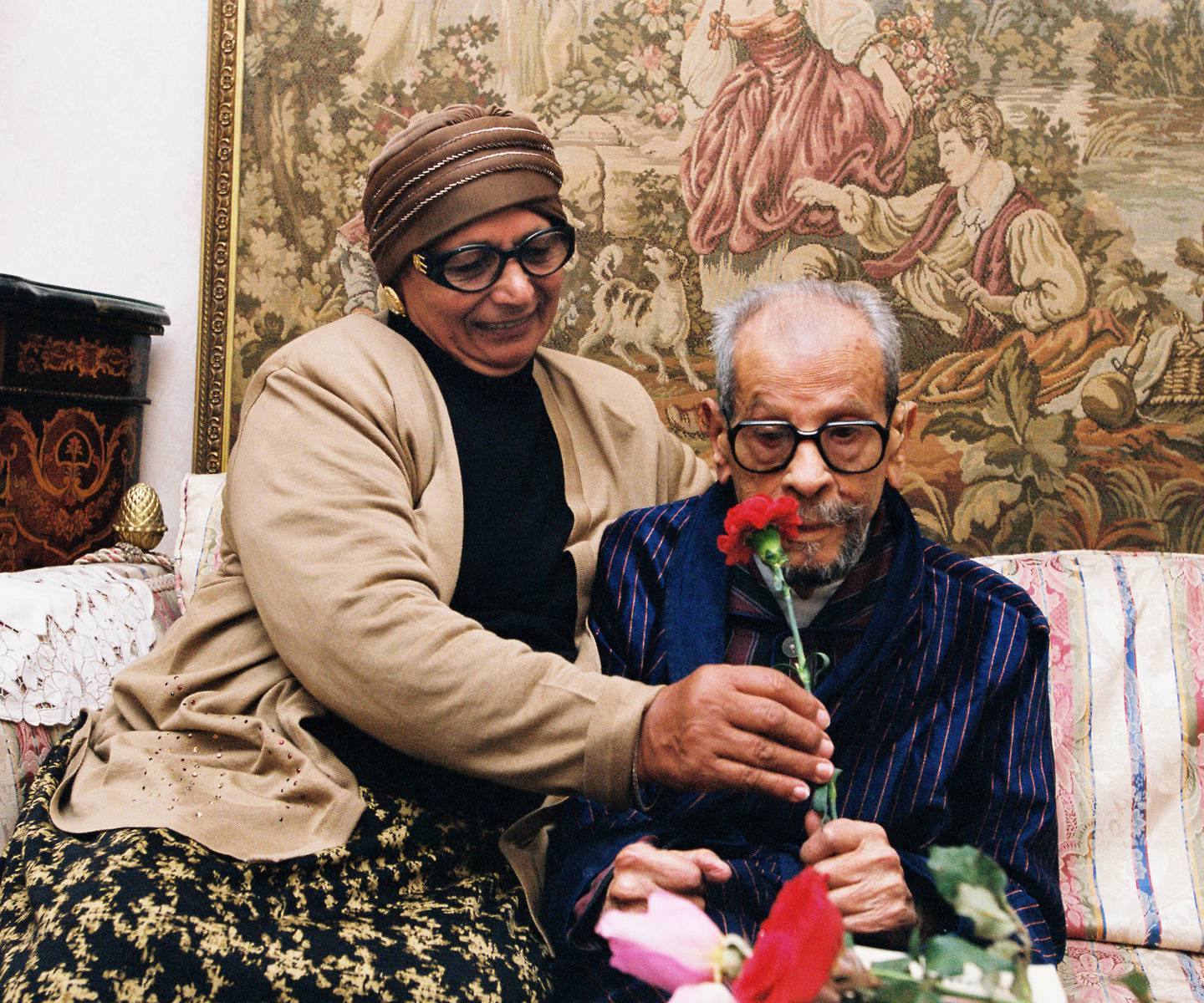 La moglie di Naguib Mahfouz, Attiyat, gli regala un garofano per il suo compleanno, il 10 dicembre 2001. Per gentile concessione di Mohamed Hegazy