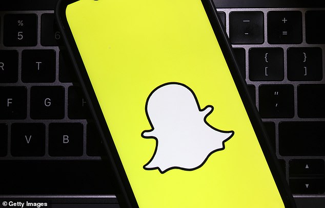Dal 2017, Snapchat offre ai suoi utenti la possibilità di condividere la propria posizione con i propri amici su Snap Map, uno strumento utilizzato da oltre 250 milioni di utenti.