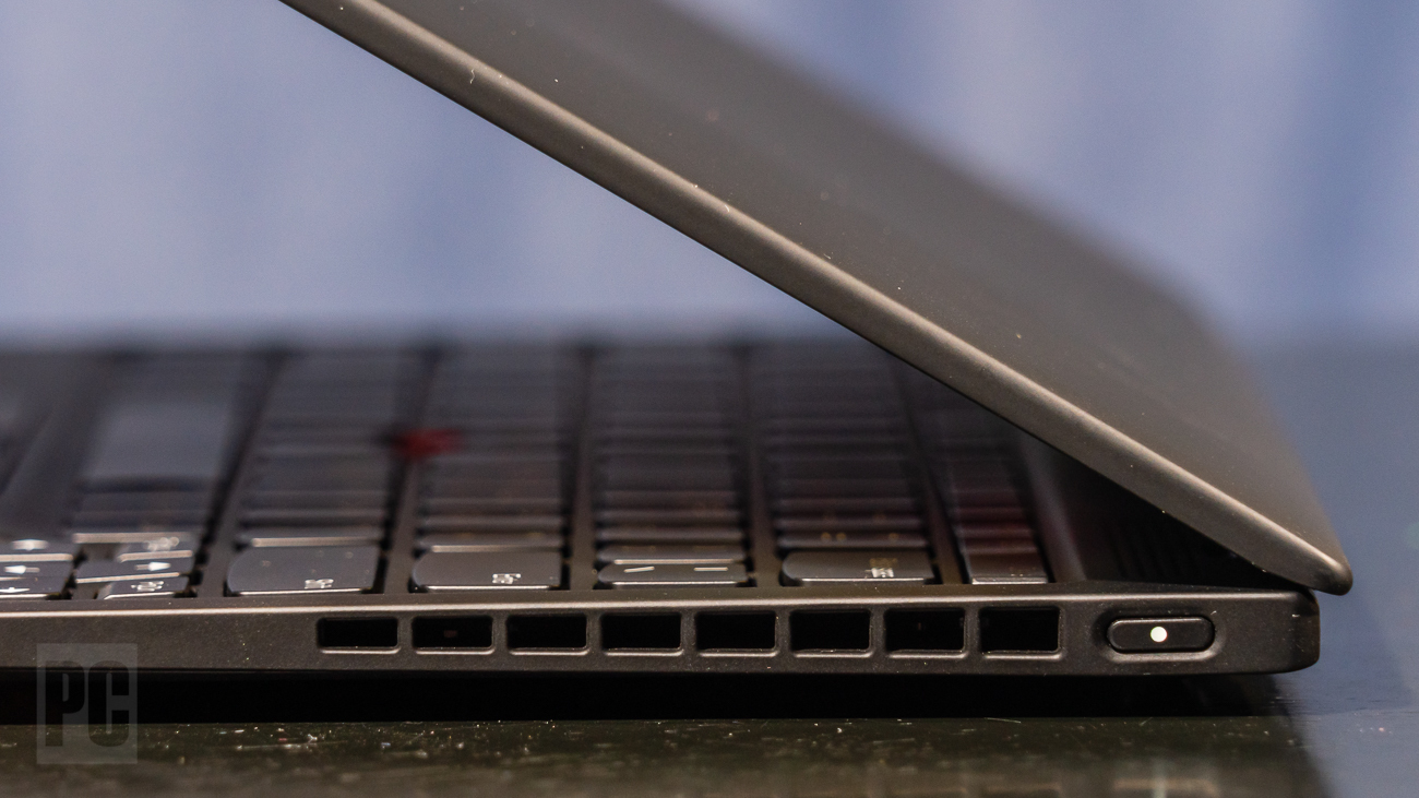 Vista laterale di un laptop ultraportatile