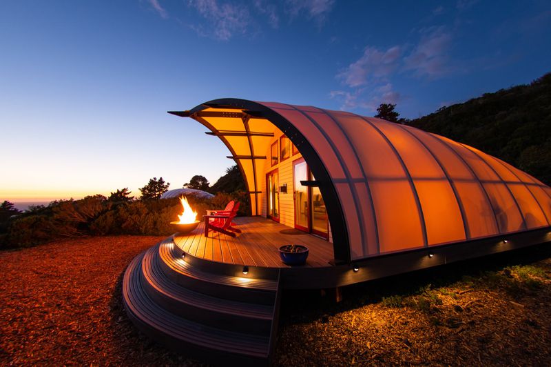 Il Treebones Resort a Big Sur, in California, dispone di tende, tende con angolo cottura e un cottage a due piani tessuto a mano per il pernottamento.  app Bretagna