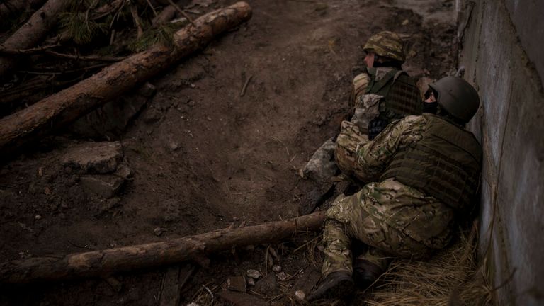 I soldati ucraini si nascondono dal fuoco dell'artiglieria in arrivo a Irbin, alla periferia di Kiev, Ucraina, domenica 13 marzo 2022 (AP Photo/Felipe Dana)