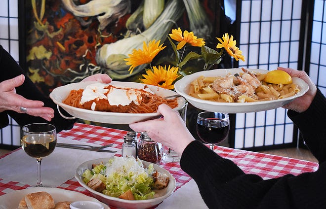La pamigiana di pollo e la piccata di pollo sono due classici piatti italiani di The Italian Kitchen at The Don Carlos Club.