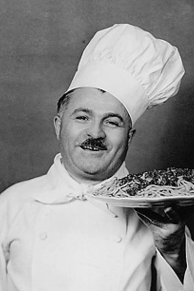 Lo chef e imprenditore Ettore Boiardi, noto anche come Chef Boy-Ar-Dee, ha reso popolare il cibo italiano negli Stati Uniti.