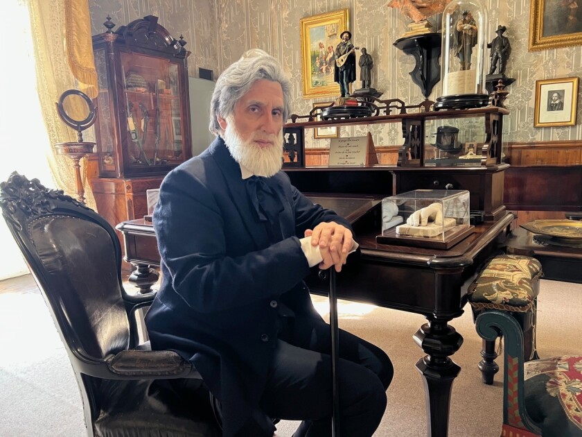 Hershey Felder nei panni di Giuseppe Verdi siede alla scrivania del compositore.