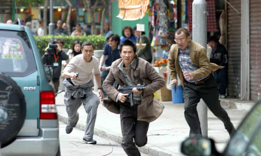 Breaking News (2004) di Johnnie To inizia con una battaglia di strada di sei minuti filmata con una telecamera che gira in alto e in basso.