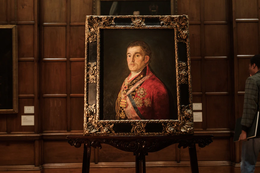 Dipinto del duca di Wellington del periodo romantico che mostra un uomo bianco con un mantello rosso reale con finiture dorate.