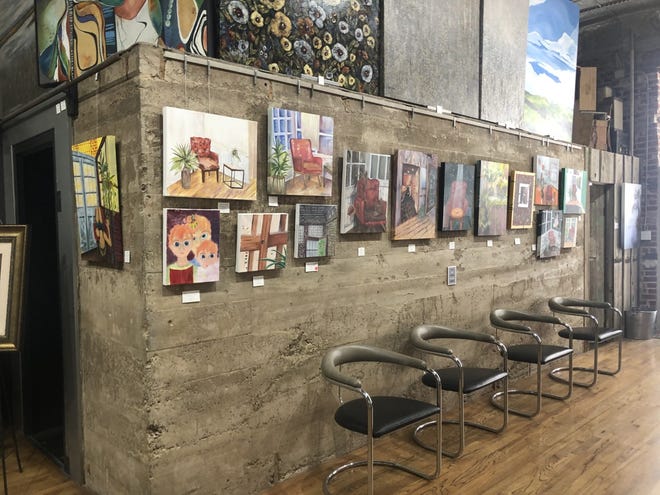 L'opera d'arte degli studenti delle scuole medie e superiori di Washburn Rural è ben visibile.  I pezzi sono disponibili per la vendita.