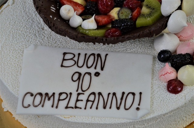 I soldati della US Army Garrison in Italia restituiscono una torta di compleanno dopo 77 anni