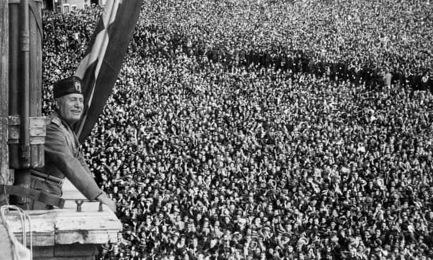 Benito Mussolini si rivolge alla folla da Palazzo Venezia a Roma, in Italia, durante la proclamazione dell'Impero italiano nel maggio 1936.