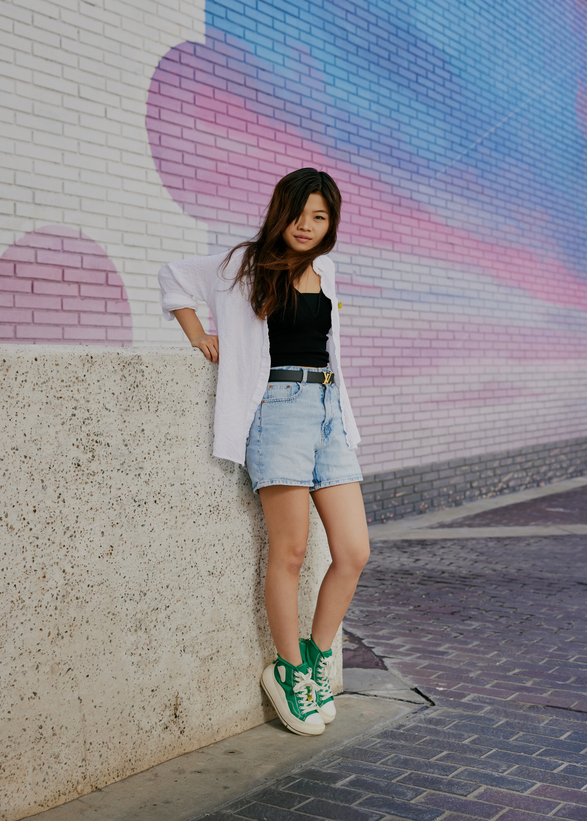 Mia Chek in piedi davanti a un muro a Little Tokyo.