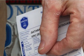 La polizia di Gatineau riferisce che finora solo ad aprile sono stati emessi 320 biglietti agli automobilisti dell'Ontario perché le loro targhe sono scadute.