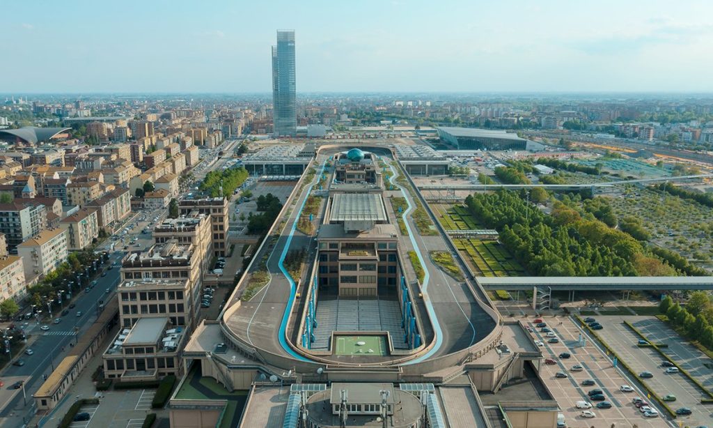 L'autodromo sul tetto di Torino - protagonista del film The Italian Job - si è trasformato in una pista d'arte