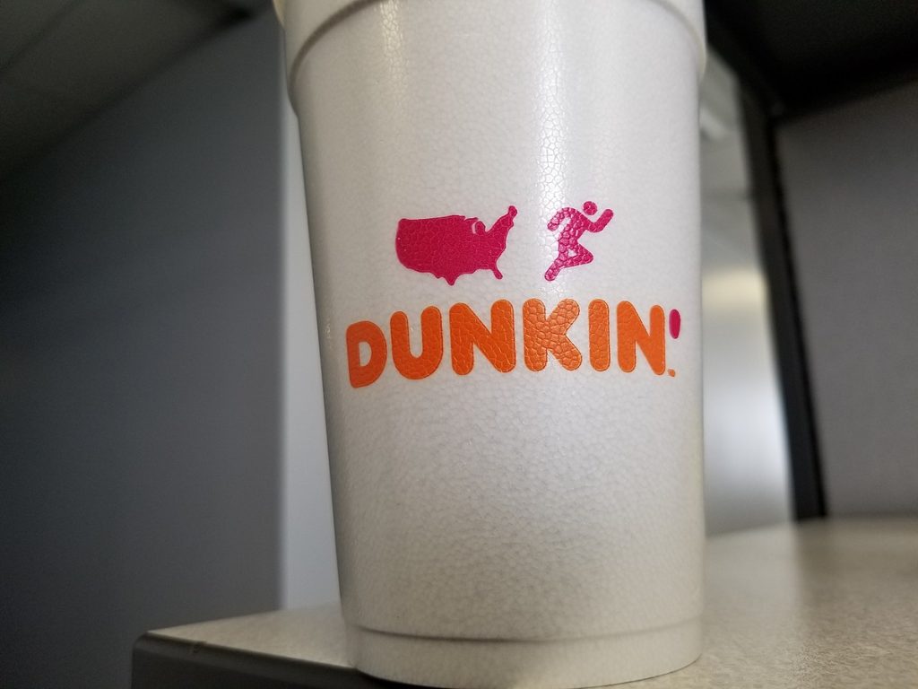 Dunkin' ora deve affrontare una quarta causa nel New Jersey per gravi ustioni dovute al caffè
