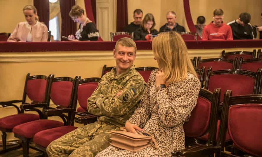 Un uomo in uniforme militare si gode un pomeriggio all'Opera di Kiev.