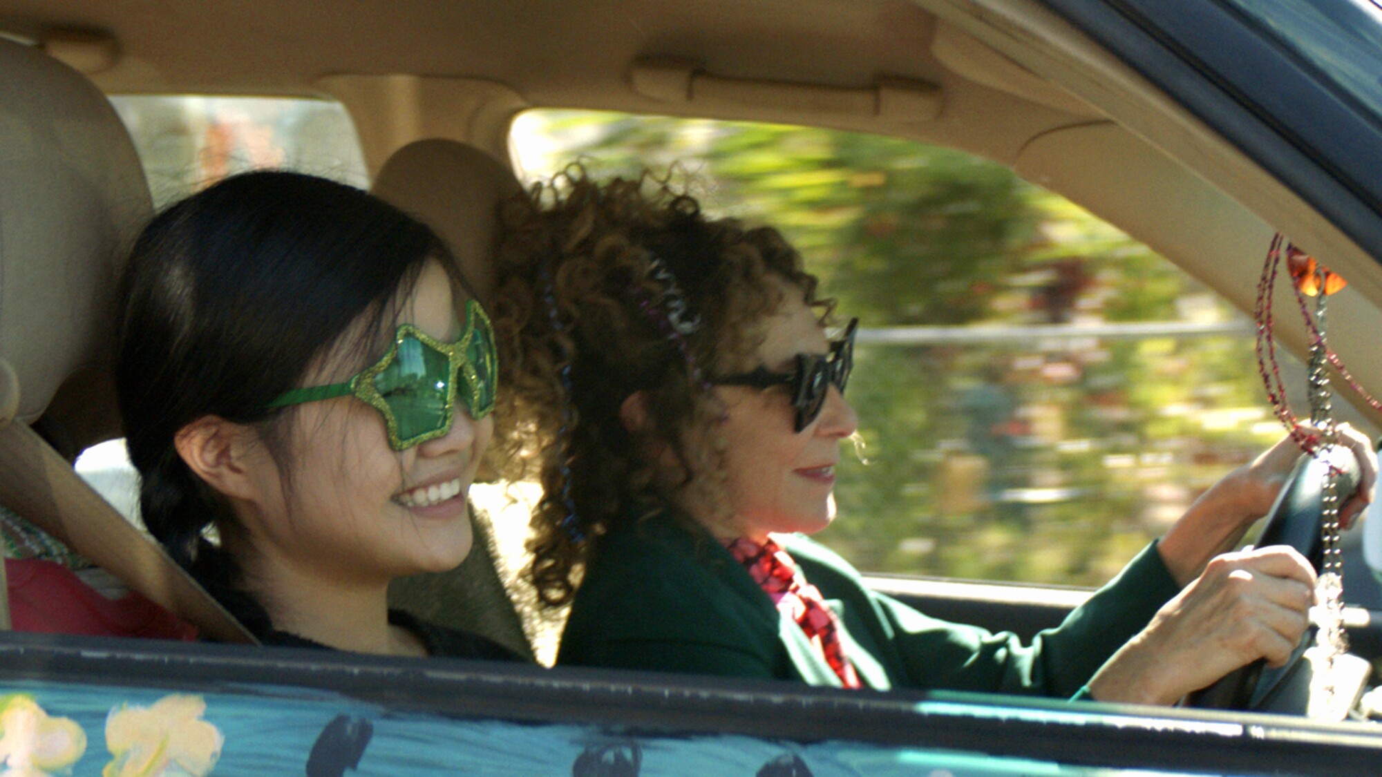 Mia Chek, a sinistra, e Rhea Perlman nel film 
