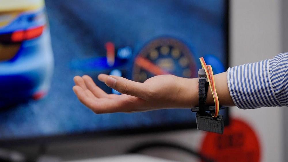 Questo braccialetto high-tech può aiutare i pazienti con paralisi cerebrale a utilizzare un computer con un semplice movimento del polso