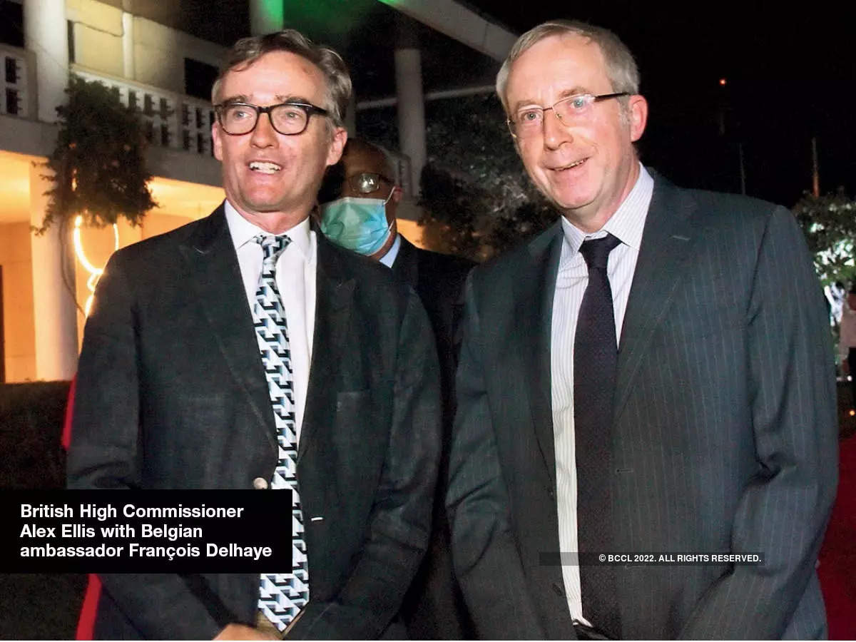 L'Alto Commissario britannico Alex Ellis con l'ambasciatore belga Francois Delhaye