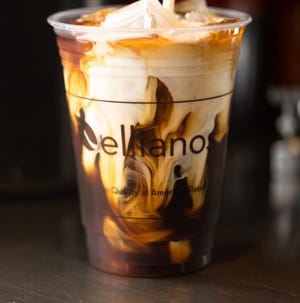 Il caffè freddo premium con panna è tra le famose bevande speciali al caffè che Ellianos Coffee offre nelle sue caffetterie esclusive per auto.