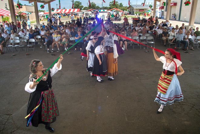 I membri della Balliamo Dance Troupe di Sacramento si esibiscono in danze tradizionali italiane all'annuale Festa Italiana il 9 giugno 2019, presso il Lodi Grape Festival di Lodi.