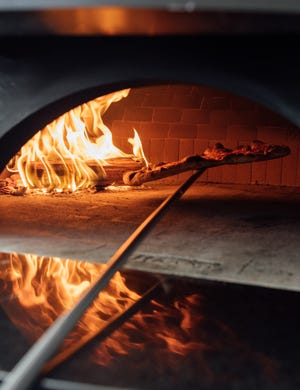 Nel giugno 2022, il famoso ristorante della Valley Pizzeria Bianco ha aperto una sede nel centro di Los Angeles al 1320 E. 7th Street, # 100.