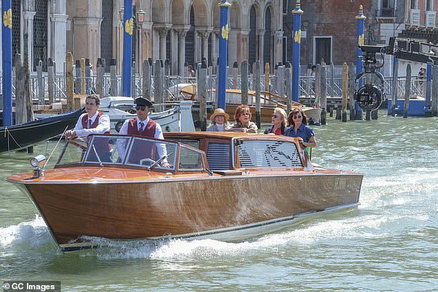 Divertimento: Venezia è famosa per essere costruita sull'acqua e i visitatori devono viaggiare in barca