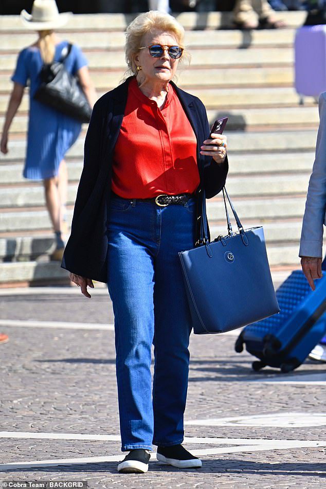 STA BENE: Candice Bergen si è distinta dalla massa con una T-shirt di raso rossa, abbinata a blue jeans