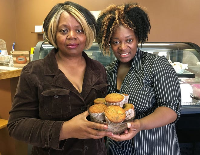 Thelma May Blanks, a sinistra, cucina al 710 Cafe, 7W 10th Street, una caffetteria e pasticceria aperta nel giugno 2019. Sua figlia, Mabel Howard, possiede e gestisce il negozio.