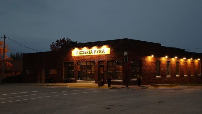 Pizzeria Pyra si trova in 729 Main St.  A Norwalk, un edificio che ha più di 120 anni e quello più recente era un negozio di ferramenta.