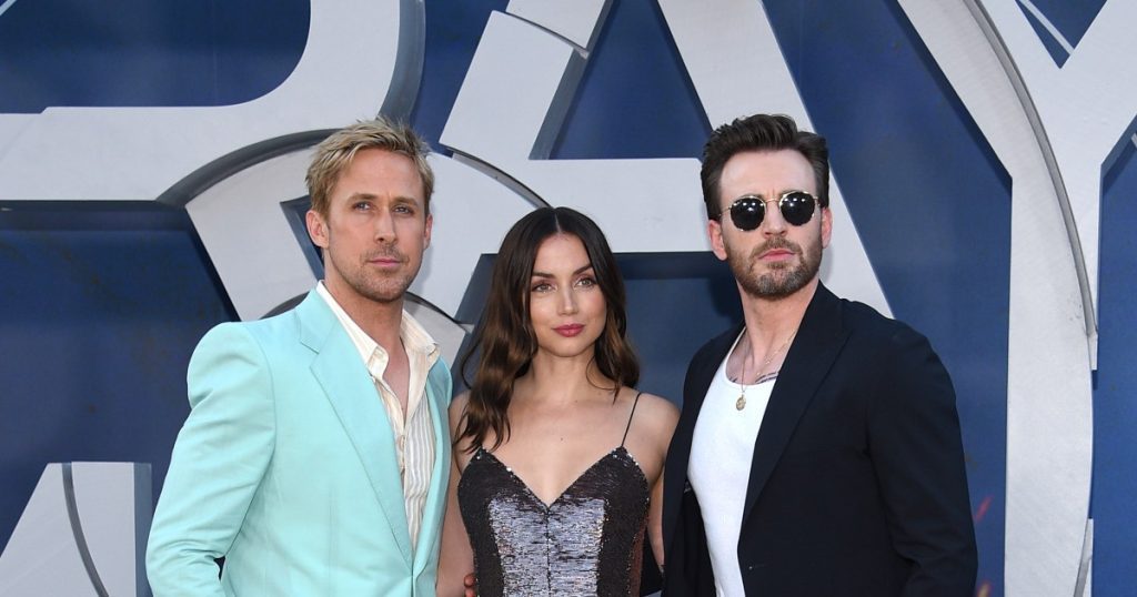 Le splendide star di "The Grey Man" Ryan Gosling, Ana de Armas e Chris Evans brillano sul tappeto rosso alla prima del loro film, oltre ad altre splendide foto di celebrità questa settimana |  Galleria