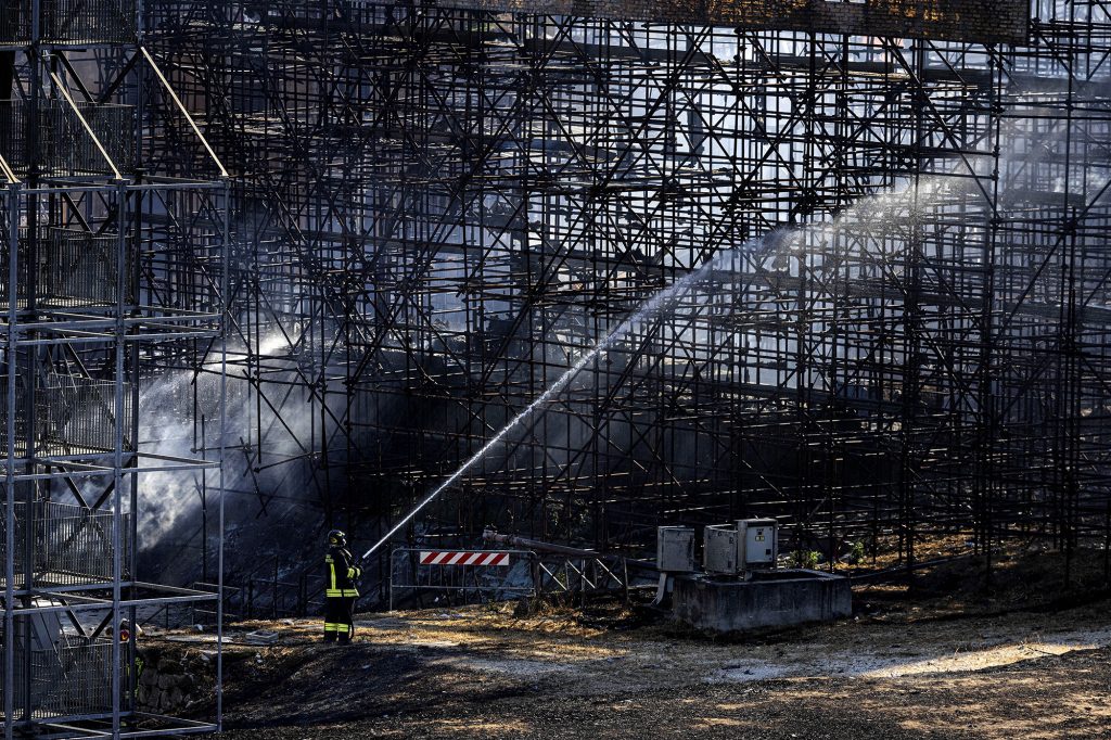 I vigili del fuoco spengono una struttura per spegnere un incendio a Cinecittà Studios, a sud est di Roma, il 1 agosto 2022.