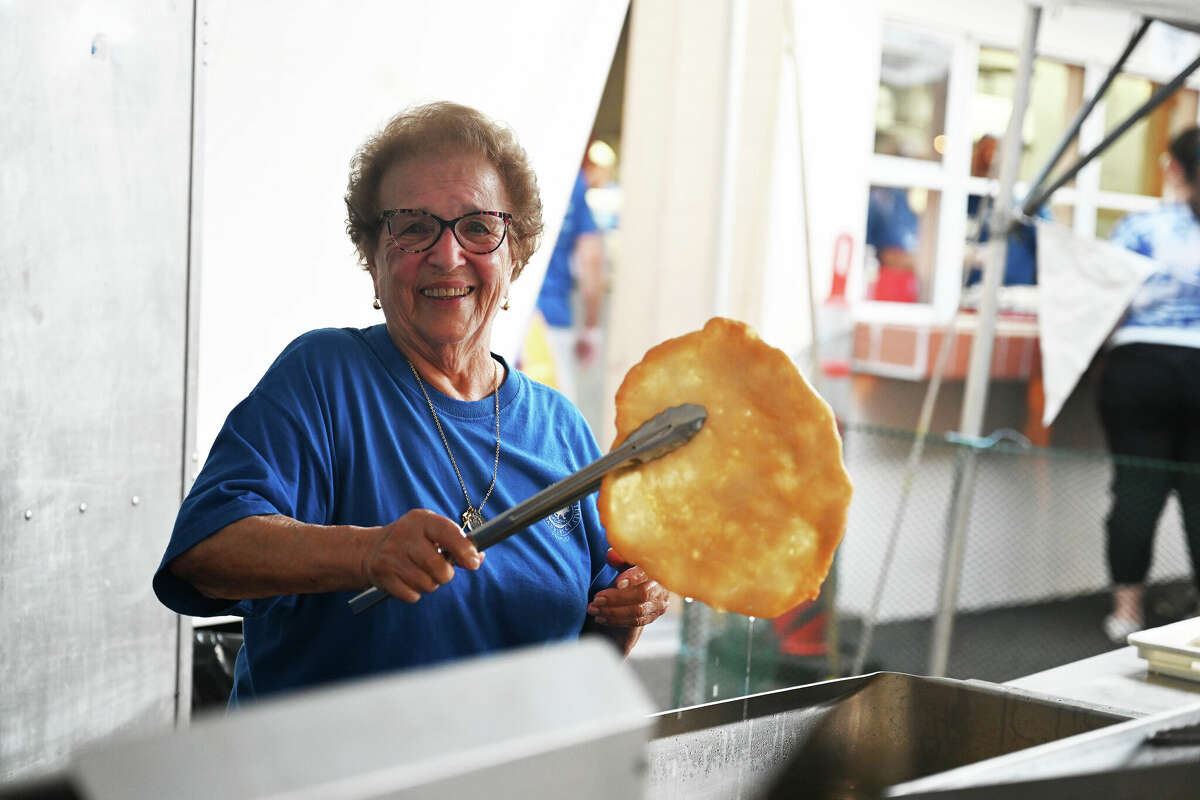 Il Danbury Italian Festival si è svolto dal 5 al 7 agosto 2022 presso l'Amerigo Vespucci Lodge di Danbury.  I frequentatori del festival hanno apprezzato l'intrattenimento dal vivo e il cibo tradizionale italiano.  hai visto?